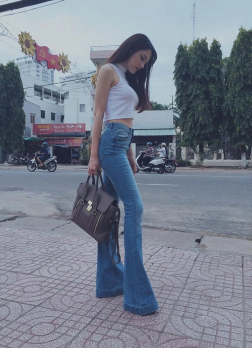 Sao việt chân bỗng thon dài nhờ quần jeans ống loe - 3