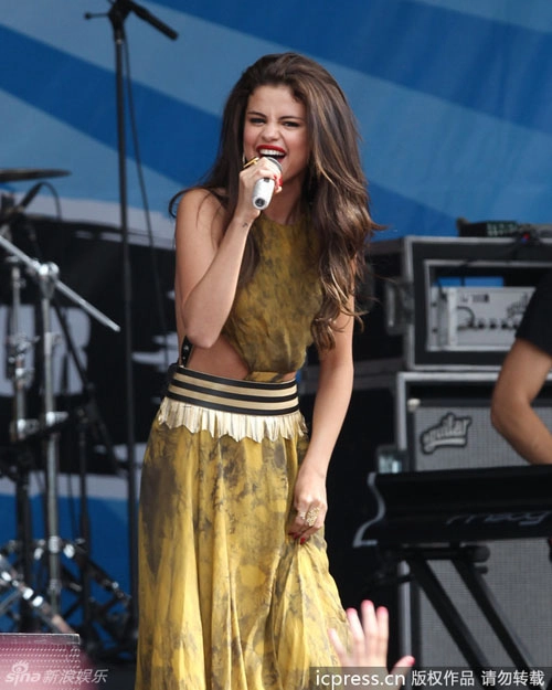 Selena đốt sân khấu với váy buông lưng trần - 2
