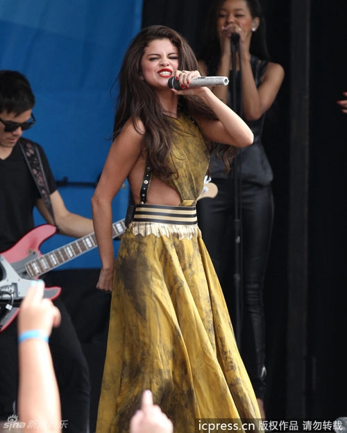 Selena đốt sân khấu với váy buông lưng trần - 4
