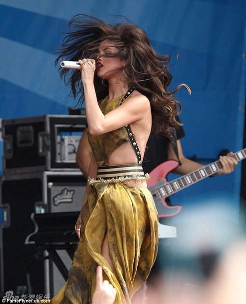 Selena đốt sân khấu với váy buông lưng trần - 6