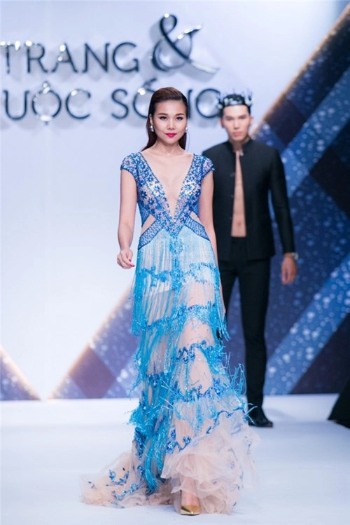 Thanh hằng tất tả chạy show mặc dù bận rộn với next top model - 4