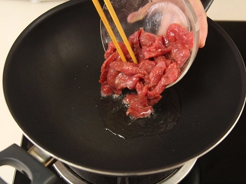Thịt bò xào ớt chuông đơn giản ngon cơm - 6