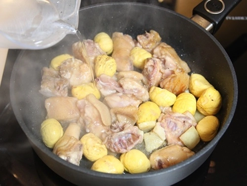 Thịt gà om hạt dẻ thơm ngon ấm nóng - 5