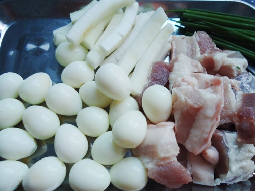Thịt kho dừa trứng cút giản dị đưa cơm - 2