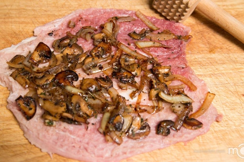 Thịt lợn cuộn nấm nướng lạ miệng - 6