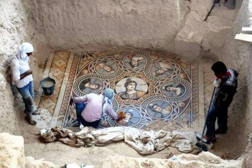 Thổ nhĩ kỳ khai quật bức tranh ghép 2000 tuổi dưới lòng đất - 1