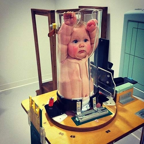 Thực hư ảnh bất thường em bé nhốt trong ống nghiệm - 1