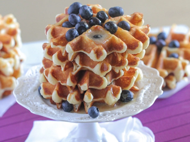 Thưởng thức bánh waffle thơm ngon - 7