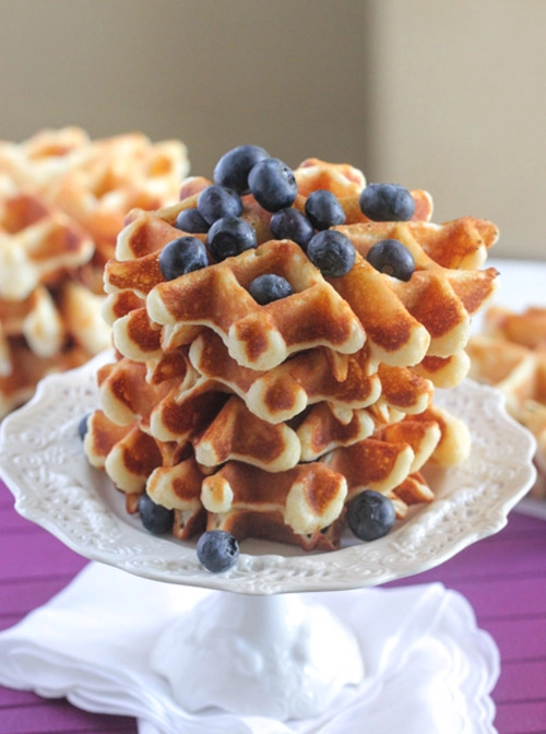 Thưởng thức bánh waffle thơm ngon - 8