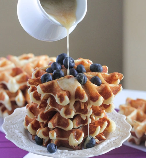 Thưởng thức bánh waffle thơm ngon - 9