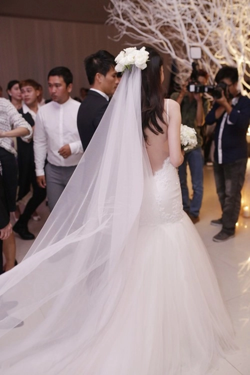 Thủy tiên diện 3 váy cưới hoành tráng trong hôn lễ - 4