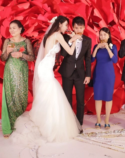 Thủy tiên diện 3 váy cưới hoành tráng trong hôn lễ - 6
