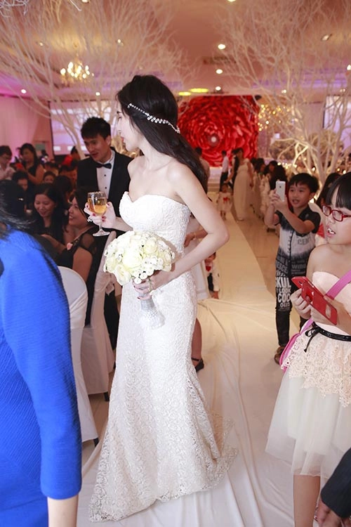 Thủy tiên diện 3 váy cưới hoành tráng trong hôn lễ - 11