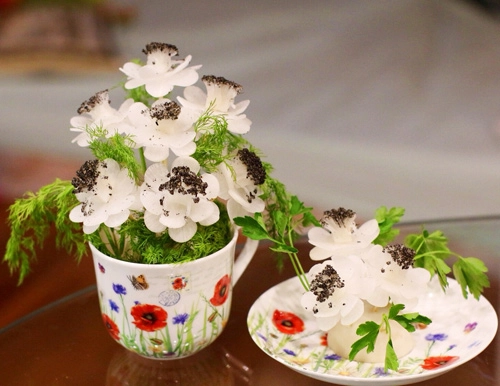 Tỉa hoa từ củ cải cho bàn ăn thêm xinh - 10