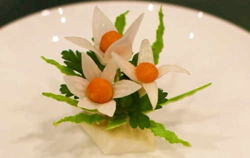 Tỉa hoa từ củ cải xinh xắn trang trí bàn ăn - 8