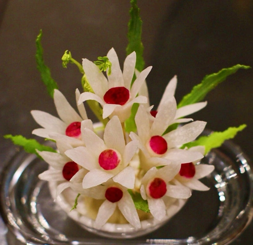 Tỉa hoa từ củ cải xinh xắn trang trí bàn ăn - 9
