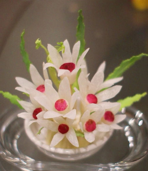 Tỉa hoa từ củ cải xinh xắn trang trí bàn ăn - 10