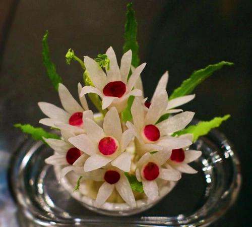 Tỉa hoa từ củ cải xinh xắn trang trí bàn ăn - 1