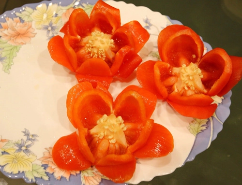 Tỉa hoa từ ớt chuông trang trí bàn ăn thêm đẹp - 7