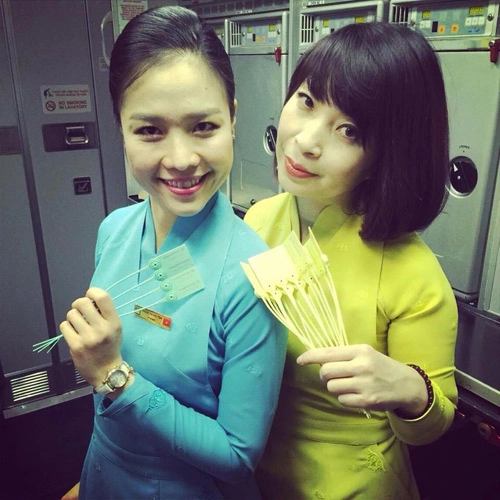 Tiếp viên vietnam airlines thích thú diện đồng phục mới - 4