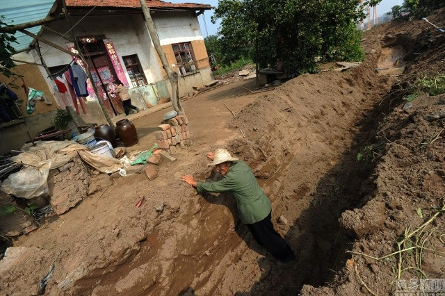 Tq đào hào sâu 15m quanh nhà vì dân không chịu giải tỏa - 2