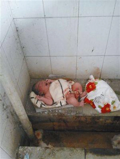 Tq xót xa bé sơ sinh bị bỏ trong nhà vệ sinh - 1