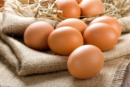 Trứng gà màu nâu hay màu trắng thì bổ hơn - 2