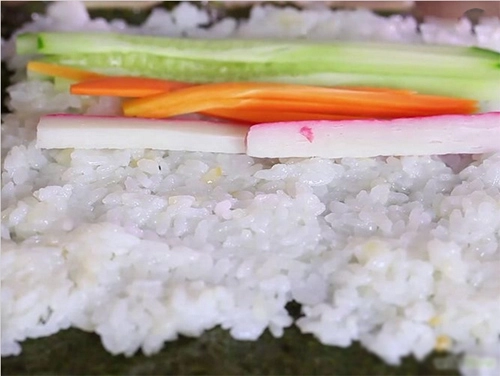 Tự làm sushi cực đơn giản - 7