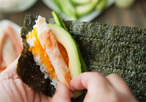 Tự làm sushi hình ốc quế thơm ngon - 8