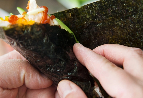 Tự làm sushi hình ốc quế thơm ngon - 10