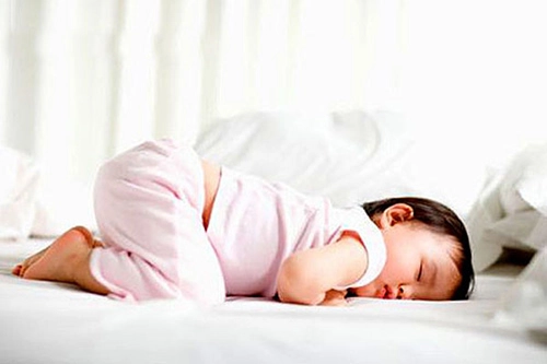 Ưu điểm và nhược điểm các tư thế ngủ của trẻ sơ sinh - 2