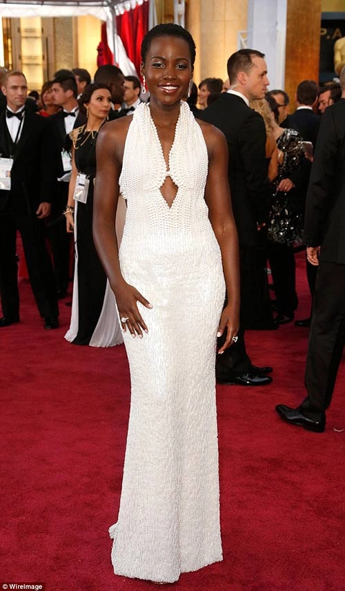 Váy mất cắp của lupita nyongo được trả lại vì ngọc trai giả - 1