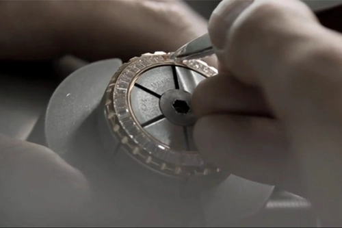 Vì sao đồng hồ gắn mác gốm sứ có giá hàng tỷ đồng - 2