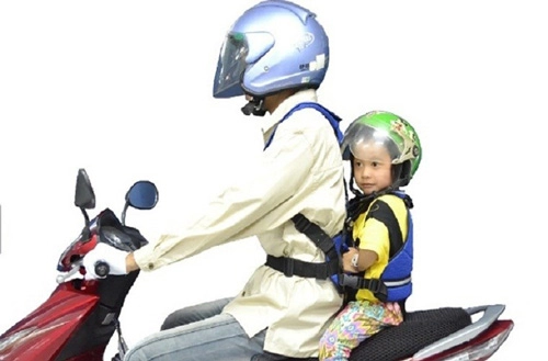 Vị trí nguy hiểm khi cho trẻ con ngồi xe máy - 1