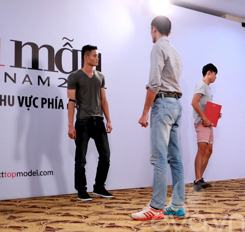 Vntm 2014 thí sinh nam bất ngờ cầu hôn giám khảo - 12