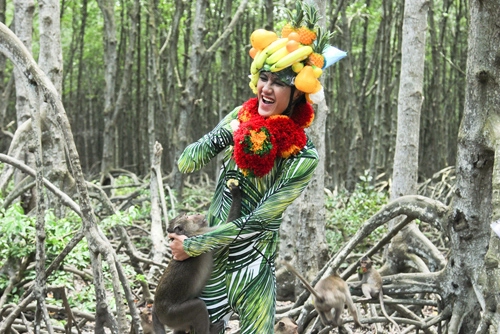 Vntm2015 tập 5 top 11 hóa người rừng tạo dáng với khỉ - 7