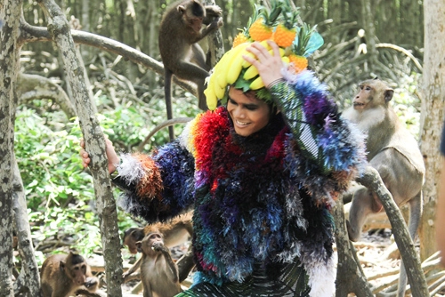 Vntm2015 tập 5 top 11 hóa người rừng tạo dáng với khỉ - 11