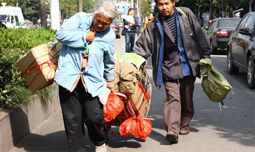 Vợ chồng ăn xin mang 2 bao tiền xu cho con học đại học - 5