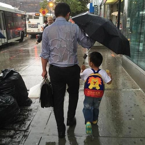 Xúc động ảnh mẹ việt ướt đẫm nhường áo mưa cho con - 1
