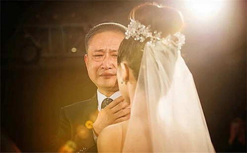Xúc động chùm ảnh người bố khóc trong ngày cưới con gái - 4