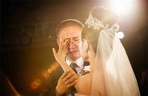 Xúc động chùm ảnh người bố khóc trong ngày cưới con gái - 5