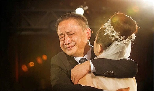 Xúc động chùm ảnh người bố khóc trong ngày cưới con gái - 7