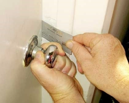 Bạn có thể dùng cách này để mở cửa phòng nếu lỡ quên chìa khóa - 4