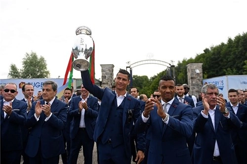 Bồ đào nha hoành tráng đón người hùng chiến thắng euro 2016 trở về - 8