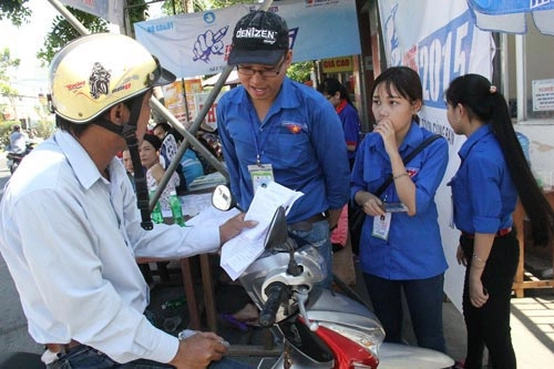 Cảm động hình ảnh cha mẹ nhọc lòng đưa con đi thi đại học - 1