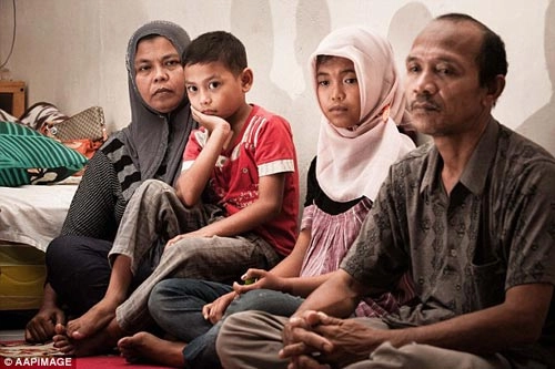 Cô bé indonesia bị sóng thần cuốn trở về sau 10 năm - 3