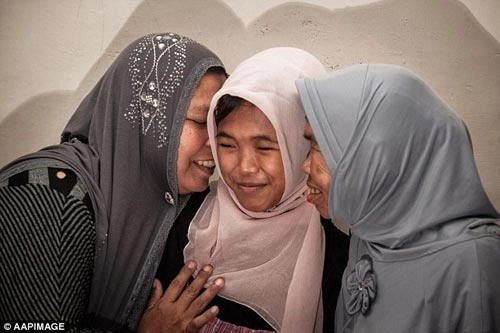 Cô bé indonesia bị sóng thần cuốn trở về sau 10 năm - 1