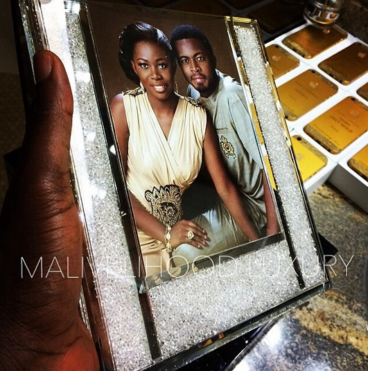 Đám cưới con gái tổng thống nigeria tặng khách dự tiệc iphone 5s mạ vàng - 1