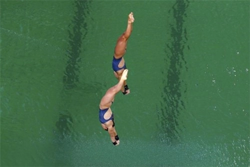 Kinh hoàng với sự thật nước bể bơi olympic chuyển thành màu xanh lá - 7