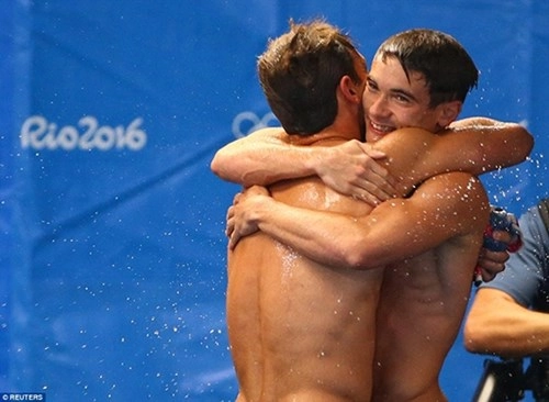 Màn ăn mừng của trai đẹp môn bơi lội khiến các fan nữ phát sốt - 9